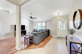 Renovated 4BR Retreat Pool Game Room Near Strip - 3