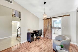 Renovated 4BR Retreat Pool Game Room Near Strip - 1