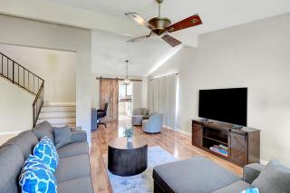 Renovated 4BR Retreat Pool Game Room Near Strip - 4