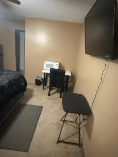 Comfort Stays Relax in a Cozy Queen Bedroom - 2