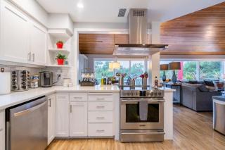 Spacious 4BD Beach House - Pet-Friendly - EVCharge - 0