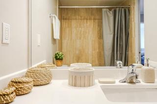 Downtown Montreal 2-Bedroom Gem near Bell Centre - 0