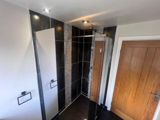 Large Drive Spacious Home - 4 Beds 2 WC- M54 Telford - RAF Cosford- JLR & I54 Business Park all nearby - 7