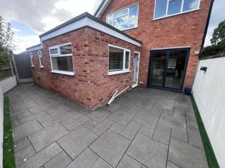 Large Drive Spacious Home - 4 Beds 2 WC- M54 Telford - RAF Cosford- JLR & I54 Business Park all nearby - 6