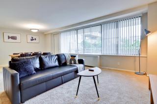 Modern Apt in Prime Location w Business Facilities - 0