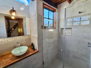 Chalé Mata Virgem - 1km do centro, ao lado de várias cachoeiras, com cozinha completa e conforto para até 6 pessoas - 2