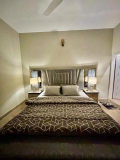 Cozy 2-Bed Apartment with Kitchen & Dining - 5