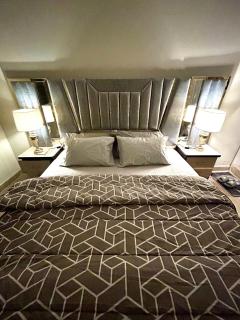 Cozy 2-Bed Apartment with Kitchen & Dining - 3