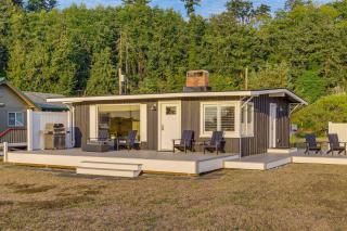 Beach Access, Deck Waterfront Whidbey Island Home - 9