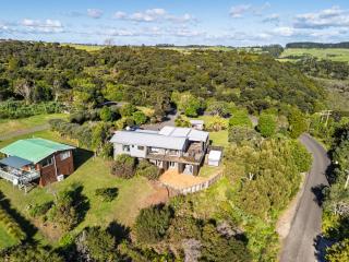 Coastal Serenity - Tapuaetahi Beach Escape - 8