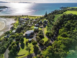 Coastal Serenity - Tapuaetahi Beach Escape - 9