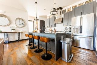 Two Lavish Gulch Homes - Mins to Broadway - 2