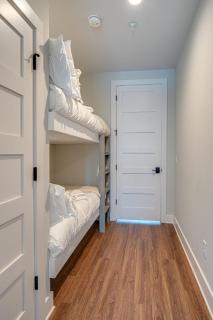 Merry Melrose - Rooftop Patio - 5 Mins to Broadway - 5