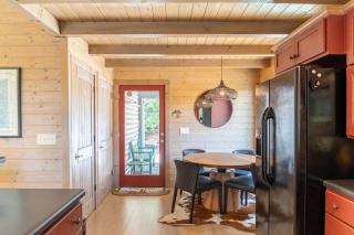 Queen Ridge Cabin - 1