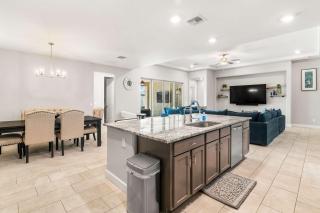 Luxe Goodyear Oasis Pool King Suite Grill - 2