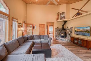 Scarlet Hollow Cabin at Tahoe Donner by Tahoe Getaways - 3BR w HOA Amenities - 7