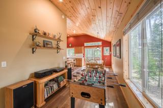 Scarlet Hollow Cabin at Tahoe Donner by Tahoe Getaways - 3BR w HOA Amenities - 5