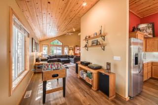 Scarlet Hollow Cabin at Tahoe Donner by Tahoe Getaways - 3BR w HOA Amenities - 4