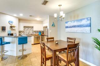 Steps to Shore Condo with Balcony in Port Aransas - 4