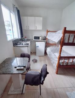 KITNET S1 em TORRES-RS - Na mais bela praia Gaúcha - Cozinha - Banheiro - Ar condicionado - TV e Wi-Fi - Estacionamento - Anfitriã Superhost no BnB - 2