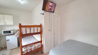 KITNET S1 em TORRES-RS - Na mais bela praia Gaúcha - Cozinha - Banheiro - Ar condicionado - TV e Wi-Fi - Estacionamento - Anfitriã Superhost no BnB - 4