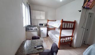 KITNET S1 em TORRES-RS - Na mais bela praia Gaúcha - Cozinha - Banheiro - Ar condicionado - TV e Wi-Fi - Estacionamento - Anfitriã Superhost no BnB - 3