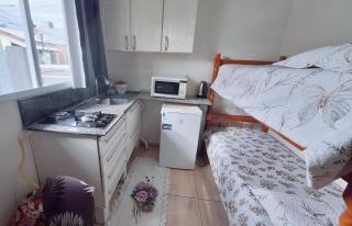 KITNET S1 em TORRES-RS - Na mais bela praia Gaúcha - Cozinha - Banheiro - Ar condicionado - TV e Wi-Fi - Estacionamento - Anfitriã Superhost no BnB - Torres - 1