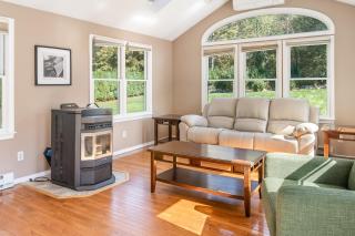 Spacious Oxford Home with Pool - 4 Mi to Lake! - 1