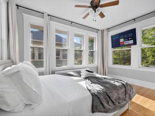 Vintage 5BR apt in Boston with Free Parking - 9