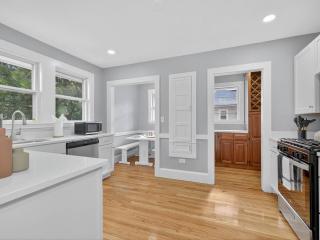 Vintage 5BR apt in Boston with Free Parking - 8