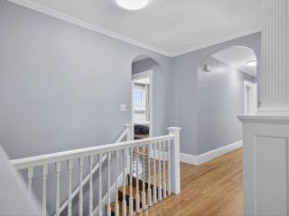 Vintage 5BR apt in Boston with Free Parking - 4
