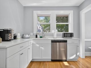 Spacious Allston 5BR | 2 Baths + Parking - 6