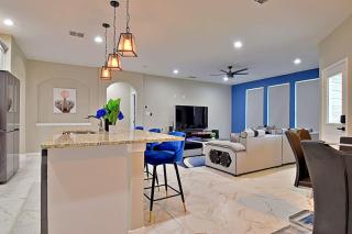 Stunning 6 Bedroom Near Downtown - 9