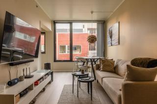 Cozy Central Apartment - Unique Wall Paintings - 2