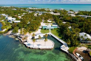 Sprawling Bayfront Estate in Heart of Islamorada with Dockage, Beach, Pool, Kayaks, Bikes and More! - Islamorada - 0