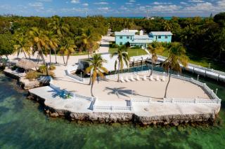 Sprawling Bayfront Estate in Heart of Islamorada with Dockage, Beach, Pool, Kayaks, Bikes and More! - Islamorada - 9