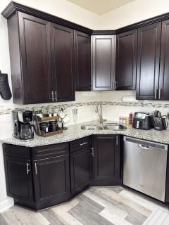 Stylish 2Bedroom Apartment w Games & Free Parking - 5