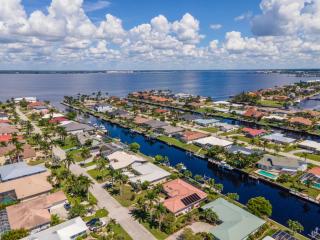 3BR Waterfront Home – Heated Saltwater Pool & Dock - 7