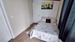 KITNET k1 em TORRES-RS - Na mais bela praia Gaúcha - 2 quartos - Frigobar - micro-ondas - banheiro - ar condicionado split - TV smart 32' - Wi-Fi - Anfitriã Superhost no BnB - 1