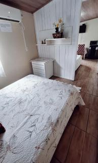 KITNET k1 em TORRES-RS - Na mais bela praia Gaúcha - 2 quartos - Frigobar - micro-ondas - banheiro - ar condicionado split - TV smart 32' - Wi-Fi - Anfitriã Superhost no BnB - 2