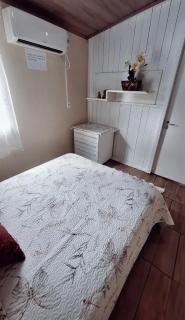 KITNET k1 em TORRES-RS - Na mais bela praia Gaúcha - 2 quartos - Frigobar - micro-ondas - banheiro - ar condicionado split - TV smart 32' - Wi-Fi - Anfitriã Superhost no BnB - 4