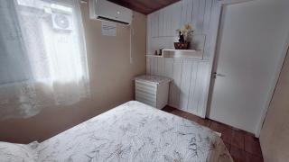 KITNET k1 em TORRES-RS - Na mais bela praia Gaúcha - 2 quartos - Frigobar - micro-ondas - banheiro - ar condicionado split - TV smart 32' - Wi-Fi - Anfitriã Superhost no BnB - 8