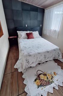 KITNET k1 em TORRES-RS - Na mais bela praia Gaúcha - 2 quartos - Frigobar - micro-ondas - banheiro - ar condicionado split - TV smart 32' - Wi-Fi - Anfitriã Superhost no BnB - 5