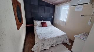 KITNET k1 em TORRES-RS - Na mais bela praia Gaúcha - 2 quartos - Frigobar - micro-ondas - banheiro - ar condicionado split - TV smart 32' - Wi-Fi - Anfitriã Superhost no BnB - 6