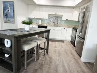 Relaxed Coastal Retreat - Pet & Boat Friendly - 3