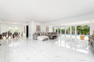 Walk to the Beach - 5 bedrooms - Heated Pool - 8