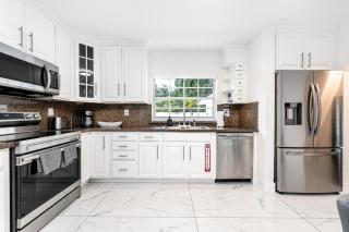 Walk to the Beach - 5 bedrooms - Heated Pool - 4