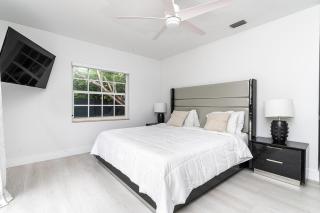 Walk to the Beach - 5 bedrooms - Heated Pool - 1