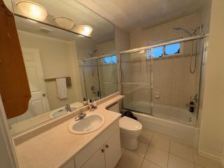 Vancouver Home - Downtown 15 Min, Transit Access - Free Parking & Wi-Fi - 3