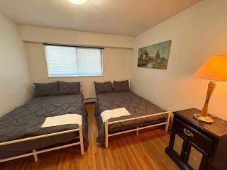 Vancouver Home - Downtown 15 Min, Transit Access - Free Parking & Wi-Fi - 2